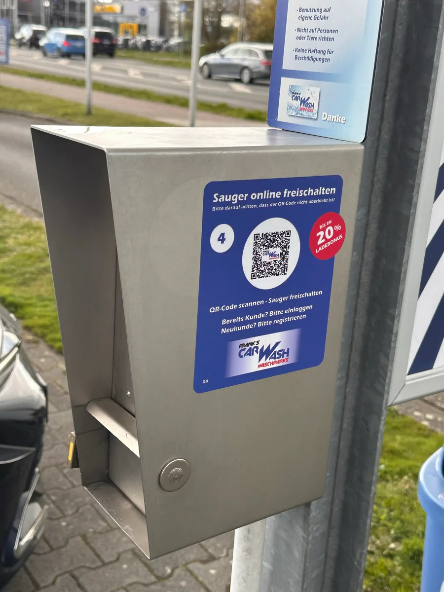 SB-Sauger mit QR-Code zum bargeldlosen Freischalten per Smartphone